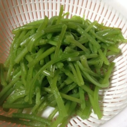 旦那の趣味の畑で植えてる薩摩芋を半分収穫しました。いつもは茎は捨ててるんだけど初挑戦です。綺麗な色に出来ました。有難うございました(^^)